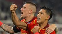 Penyerang Persija Jakarta, Eksel Runtukahu, merayakan gol ke gawang Persebaya Surabaya bersama Fabio Calonego pada lanjutan BRI Super League 2025/2026 di Stadion Utama Gelora Bung Karno, Jakarta, Sabtu (11/4/2026). (Bola.com/Bagaskara Lazuardi)