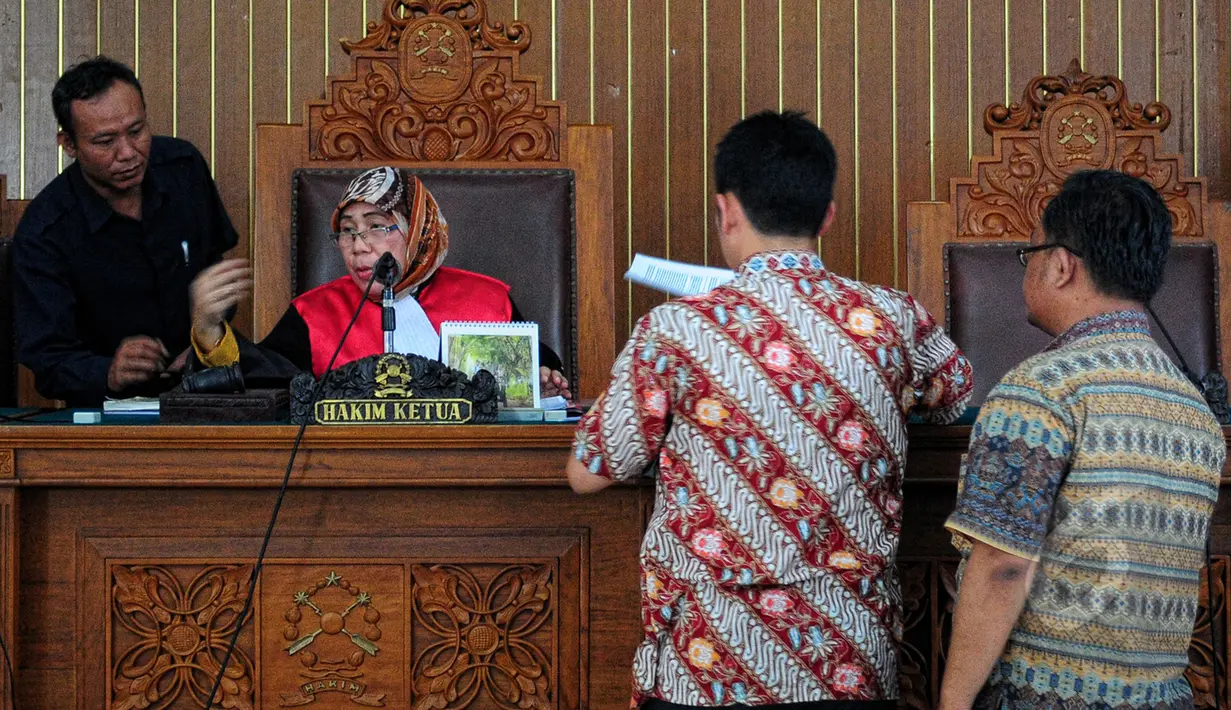 Hakim tunggal, Tati Hardianti memeriksa kelengkapan dokumen dari tergugat KPK saat sidang lanjutan praperadilan SDA di PN Jakarta Selatan, Senin (31/3). (Liputan6.com/Yoppy Renato)