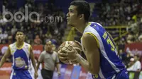 Pebasket Satria Muda, Kevin Sitorus, mengambil ancang-ancang saat melawan Bima Perkasa pada laga IBL Regular Season 2017 di C-tra Arena Bandung, Jawa Barat, Minggu (26/2/2017). Satria Muda menang 83-44 atas Bima Perkasa. (Bola.com/Vitalis Yogi Trisna)