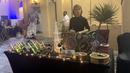 Ada banyak toko dan pedagang yang menjual barang-barang kerajinan khas Qatar seperti tenun, kaligrafi, dan perhiasan. Harga barang yang dijajakan bervariasi, mulai dari 10 sampai 200 riyal Qatar atau sekitar 40 hingga 800 ribuan rupiah. (Bola.com/Ade Yusuf Satria)