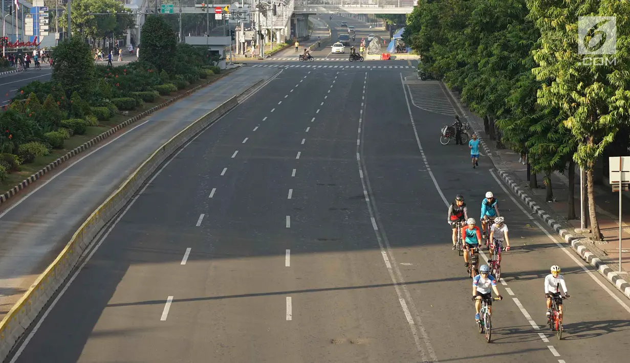 Pengendara sepeda melintas di Jalan MH Thamrin, Jakarta, Rabu (5/6/2019). Banyaknya warga Ibu Kota yang mudik ke kampung halaman untuk merayakan Hari Raya Idul Fitri membuat jalan protokol terpantau lengang. (Liputan6.com/Immanuel Antonius)