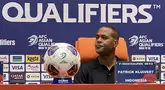 Pelatih Timnas Indonesia, Patrick Kluivert tak mampu menyembunyikan rasa kecewanya setelah Timnas Indonesia kalah 0-1 dari Irak dalam laga putaran keempat Kualifikasi Piala Dunia 2026, Minggu (12/10/2025) dini hari WIB. (Bola.com/Hery Kurniawan)