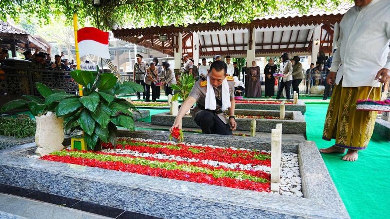 Kenang Peran Penting Reformasi Polri, Kapolri Ziarah Makam Gus Dur Jelang Hari Bhayangkara ke-80