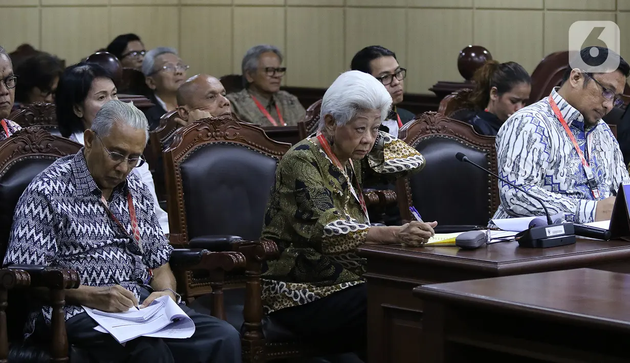 Sejumlah pemohon dan kuasa hukum mengikuti sidang pengujian formil atas UU Republik Indonesia Nomor 19 Tahun 2019 tentang Perubahan Kedua Atas Undang-Undang Nomor 30 Tahun 2002 tentang Komisi Pemberantasan Tindak Pidana Korupsi di Gedung MK, Jakarta, Senin (9/12/2019.  (Liputan6.com/Herman Zakharia)