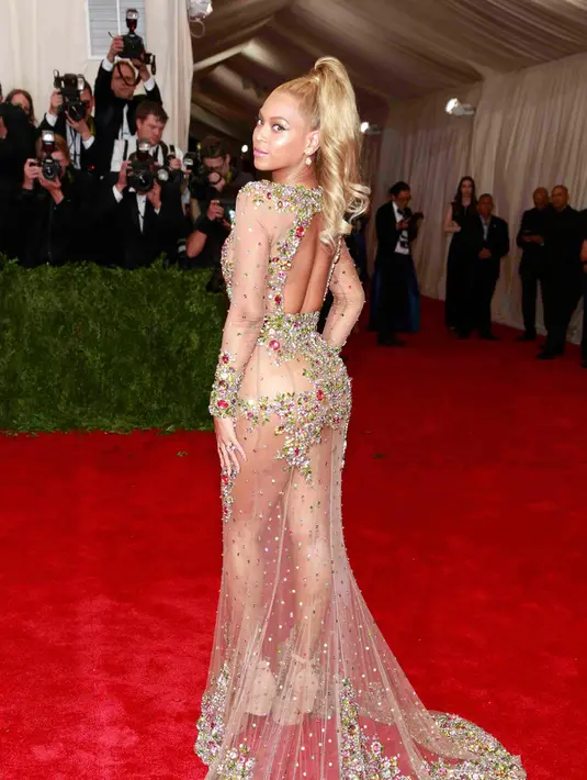 Penyanyi Beyonce Knowles memamerkan lekukan tubuhnya lewat gaun transparan yang dihiasi manik-mani saat menghadiri acara 'China: Through The Looking Glass' Costume Institute Benefit Gala di Metropolitan Museum of Art, New York, Senin (4/5/2015). (REUTERS/
