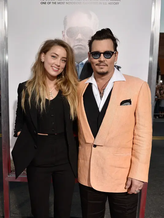 Aktor Johnny Depp didampingi sang istri, Amber Heard menghadiri screening "Black Mass" Boston, 15 September 2015. Amber Heard meminta Johnny Depp untuk memberikan kewajiban nafkah pasca cerai. (Paul Marotta/Getty Images untuk Warner Brothers/AFP)