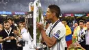 Bek Real Madrid, Raphael Varane, mencium piala merayakan gelar juara Liga Champions di Stadion Millenium, Cardiff, Sabtu (3/6/2017). Madrid menang 4-1 atas Juventus. (AFP/Glyn Kirk)