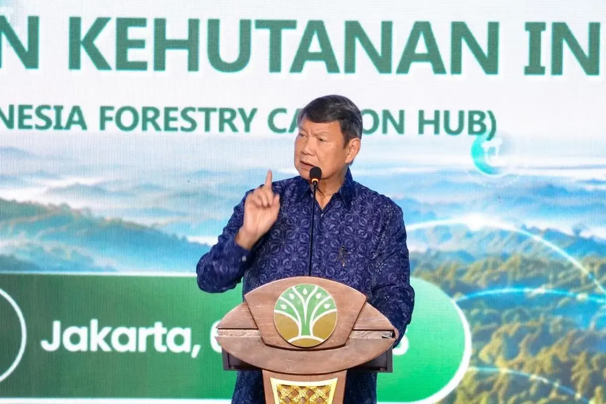 Utusan Khusus Presiden Bidang Energi dan Iklim Hashim Djojohadikusumo dalam acara peluncuran Persetujuan Menteri Kehutanan tentang penerbitan unit karbon melalui skema Non Sertifikat Pengurangan Emisi Gas Rumah Kaca (Non SPE-GRK), di Kemenhut, Senin (6/7/