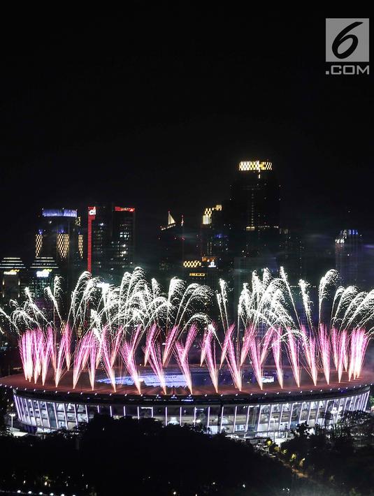 Pesta kembang api menyemarakkan upacara pembukaan Asian Games 2018 di Stadion Utama Gelora Bung Karno (SUGBK), Senayan, Jakarta, Sabtu (18/8). (Liputan6.com/JohanTallo)