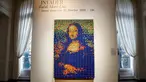 Seni jalanan berjudul Rubik Mona Lisa dipajang di rumah lelang Artcurial, Paris, Prancis, Senin (3/2/2020). Karya seni buatan seniman Prancis Invader tersebut akan dilelang pada 23 Februari mendatang. (FRANCOIS GUILLOT/AFP)