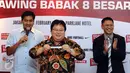 Perwakilan sponsor menunjukkan nama tim saat undian jadwal pertandingan babak 8 besar Piala Presiden 2017 di Jakarta, Selasa (21/2). Babak 8 besar Piala Presiden 2017 digelar di Stadion Manahan, Solo 25-26 Februari. (Liputan6.com/Helmi Fithriansyah)