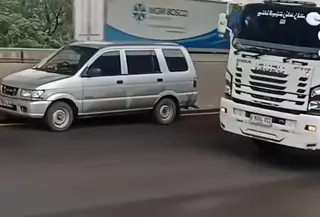 Sebuah mobil jenis Panther dengan nomor polisi B 8990 NN melaju dengan aneh di bahu lajur 4 Tol Jakarta-Cikampek, Rabu (21/1/2026). Nyatanya, pengemudi kendaraan bercat silver itu meninggal dunia, sementara mobilnya tetap berjalan sendiri. (Foto: Tangkapan Layar Sosmed)