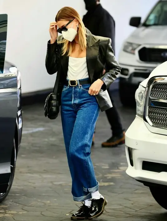 Gaya edgy Hailey Bieber kenakan jeans sederhana dengan kombinasi t-shirt putih dan fitted blazer dari Magda Butrym. (FOTO: Instagram/stylememaeve).