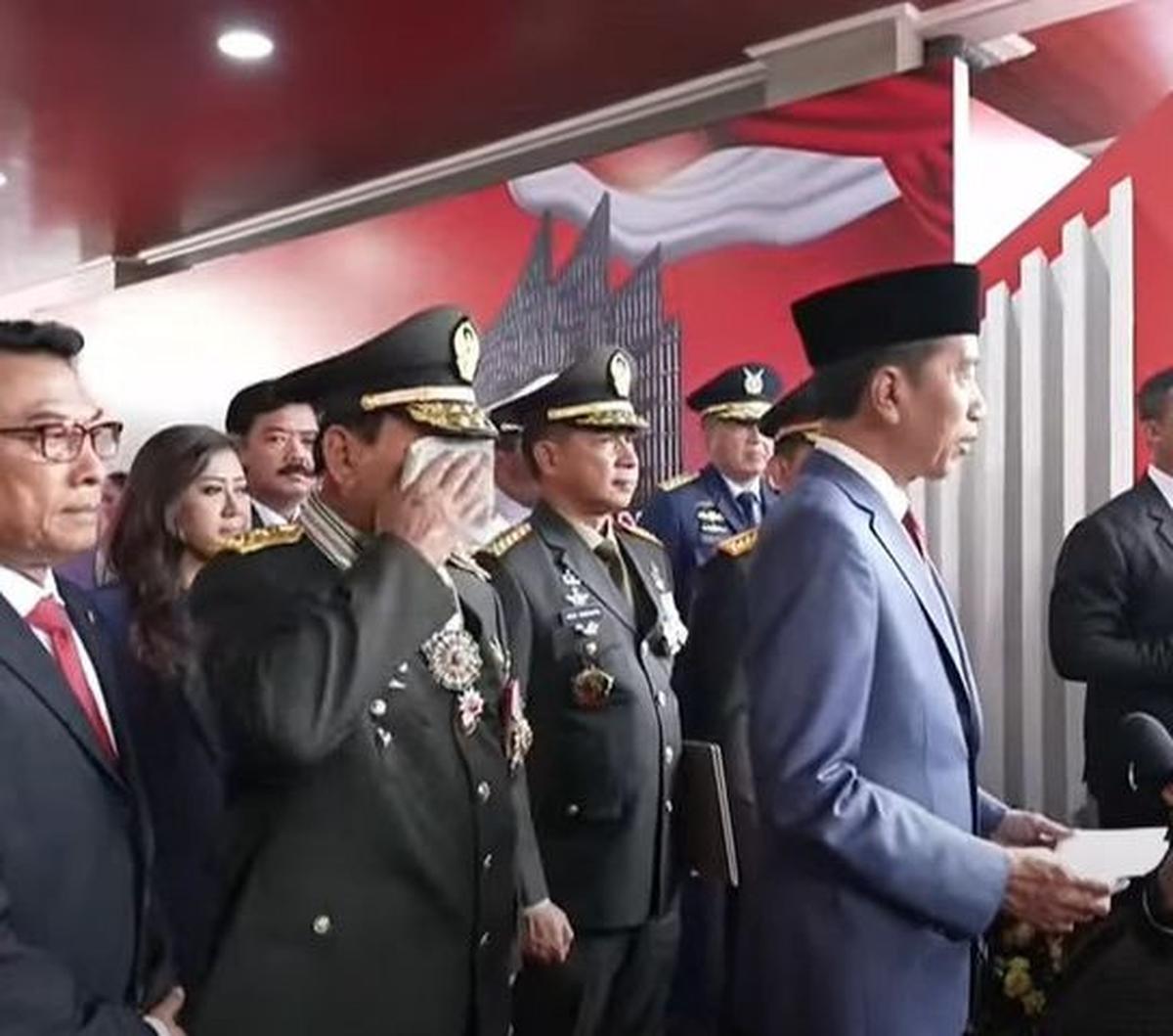 Saat ditanya soal pro dan kontra di kalangan publik terkait pemberian penghargaan bintang 4, menurut Jokowi hal tersebut sudah terbiasa di kalangan TNI dan Polri.&nbsp;<br>