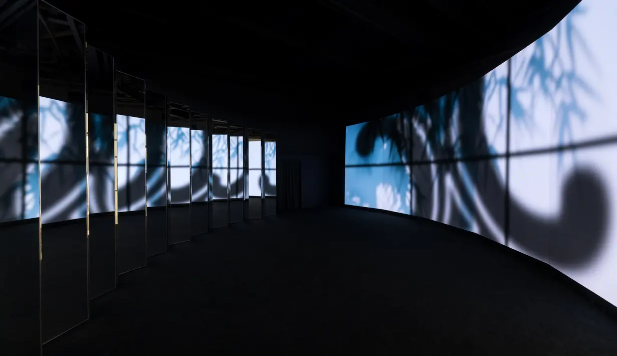 Celine luncurkan karya eksklusif yang dihiasi monogram Triomphe dengan teknik Maki-e kuno.