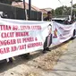 Para pendukung dan simpatisan Gerindra di Garut, Jawa Barat membentangkan spanduk melakukan upaya penolakan terhadap penunjukan Mulan Jameela sebagai anggota DPR RI terpilih Jabar XI (Liputan6.com/Jayadi Supriadin)