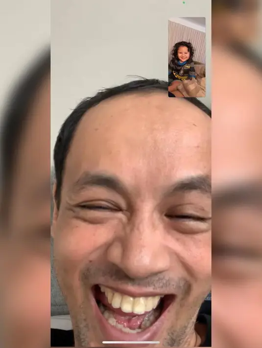 Begitu sayangnya dengan Reza Gunawan, saat melakukan video call Sea pun meminta sang mama untuk mengabadikan momen tersebut. (Foto: Instagram/@mrssharena)