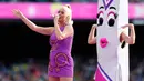 Penyanyi Katy Perry tampil sebelum dimulainya pertandingan kriket Piala Dunia T20 Perempuan ICC 2020 di Melbourne, Minggu (8/3/2020). Tunangan Orlando Bloom tersebut tampil secara langsung (live) di atas panggung untuk pertama kalinya sejak mengumumkan kehamilannya. (AP/Asanka Ratnayake)