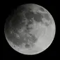 Gerhana bulan penumbra terekam pada IST 22.56 di Kolkata, India, Jumat (5/5/2023). Adapun gerhana bulan penumbra merupakan fenomena alam di mana bulan memasuki daerah penumbra Bumi, sehingga mengakibatkan bayangan bulan menjadi lebih redup. (AP Photo/Bikas Das)