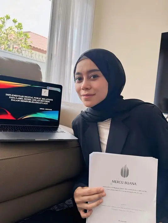 Setelah sempat tertunda terus karena kesibukan, Lesti pun meminta doa agar kali ini diperlancarkan dalam menyelesaikan skripsinya. Bahkan, Rizky Billar sampai berkata, "kok enggak selesai-selesai". Unggahan Lesti itu dibanjiri komentar positif berupa dukungan dan doa dari rekan sesama artis dan juga penggemarnya. (Liputan6.com/IG/@lestikejora)