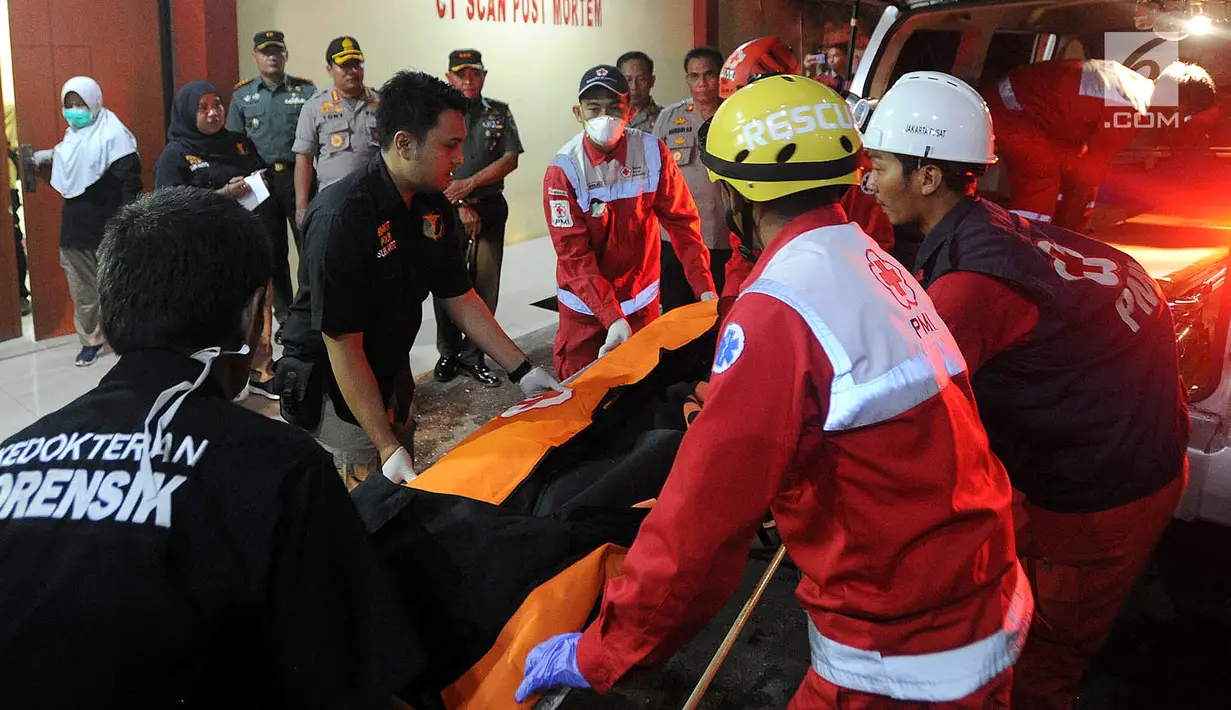 Petugas mengevakuasi kantong jenazah korban jatuhnya pesawat Lion Air JT 610 menuju ruang post mortem di RS Polri Kramat Jati, Jakarta Timur (29/10). Hingga malam ini tercatat 14 kantong jenazah dibawa ke RS Polri. (merdeka.com/Arie Basuki)