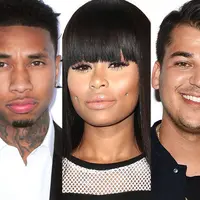 Hal yang tak pernah diperkirakan adalah bersatunya Rob Kardashian dan Tyga di samping mereka benar-benar tak dalam hubungan yang baik. Hal itu dikarenakan Blac Chyna. (E! Online)