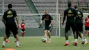Beberapa pemain Ajax Amsterdam terlihat berlatih umpan bola-bola pendek saat berlatih di Stadion GBK Jakarta, Minggu (10/5/2014). (Liputan6.com/Helmi Fithriansyah)