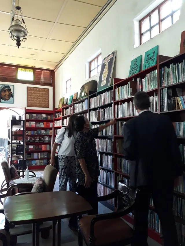 Koleksi Buku di Toko Buku Natan.