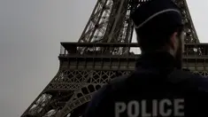 Seorang polisi Prancis berpatroli di dekat Menara Eiffel, di Paris, Kamis, 7 Desember 2023. (AP Photo/Thibault Camus)