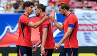 Penyerang Timnas Inggris Harry Kane, kanan, merayakan golnya melawan Selandia Baru bersama bek John Stones dan gelandang Jordan Henderson (14) selama babak pertama pertandingan persahabatan internasional, Sabtu, 6 Juni 2026, di Tampa, Florida. (AP Photo/Chris O'Meara)