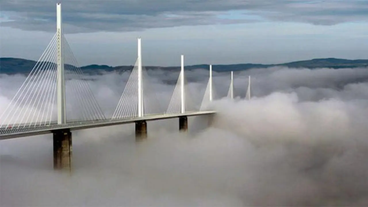 Berkendara Melihat Awan Melintasi Jembatan Tertinggi Dunia