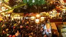 <p>Pohon Natal tradisional setinggi 45 meter terlihat di Pasar Natal di Dortmund, Jerman, Senin (27/11/2023). Menurut Kota Dortmund, itu adalah pohon Natal terbesar di dunia, terbuat dari lebih dari 1000 pohon cemara merah dan diterangi sebanyak 48.000 lampu. (AP Photo/Martin Meissner)</p>