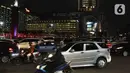 Sejumlah kendaraan melintas di kawasan Bundaran HI, Jakarta, Kamis (31/3/2022). Kawasan Bundaran HI terpantau mulai padat saat jam pulang kantor pada PPKM Level 2. (Liputan6.com/Herman Zakharia)
