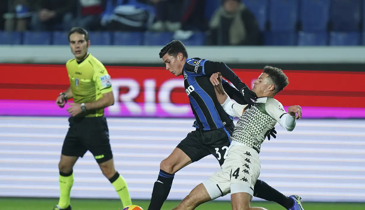 Gelandang Atalanta, Matteo Pessina berusaha melewati pemain Venezia, Ethan Ampadu pada pertandingan lanjutan Liga Serie A Italia di Stadion Gewis di Bergamo, Italia, Selasa (30/11/2021). Atalanta menang atas Venezia 4-0. (Spada/LaPresse via AP)