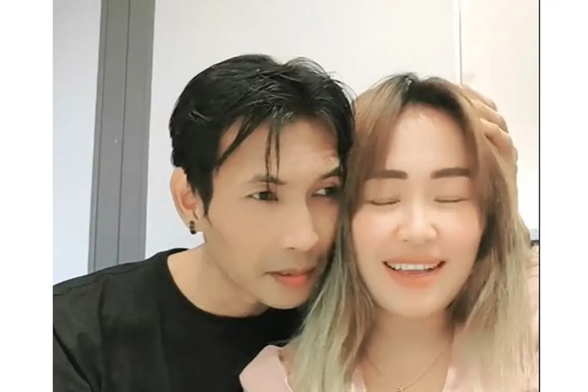 6 Potret Mesra Pinkan Mambo dan Arya Khan, Bak Dunia Milik Berdua
