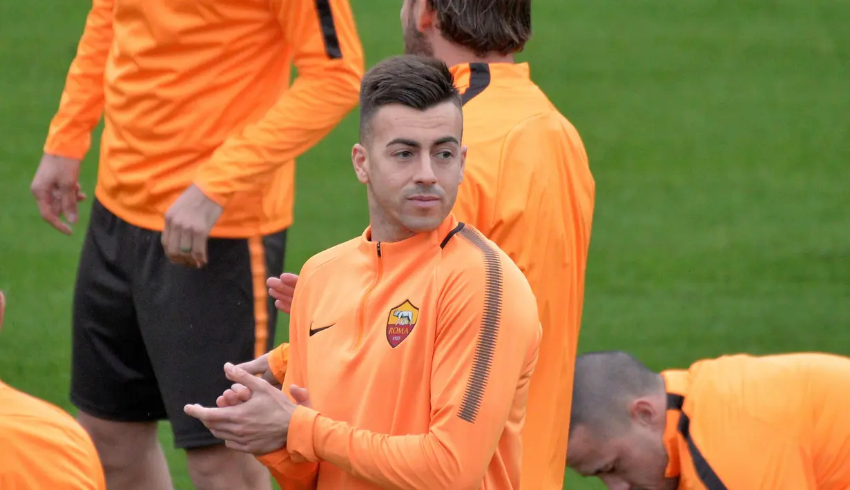 Penyerang AS Roma, Stephan El Shaarawy (tengah) mengikuti sesi latihan di Trigoria di pinggiran kota Roma, Italia (9/4). Roma akan bertanding melawan wakil Spanyol, Barcelona pada leg kedua perempat final Liga Champions. (AFP Photo/Andreas Solaro)