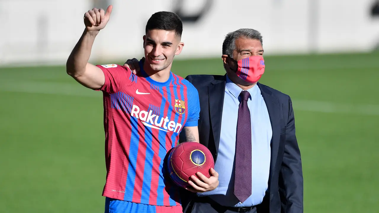Foto: Tinggalkan Manchester City, Ferran Torres Resmi Diperkenalkan Barcelona