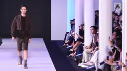 Model berjalan di catwalk dalam acara Fashion Nation 12th Edition di Jakarta, Jumat (13/4). Hari Ketiga Fashion Nation 12th Edition menghadirkan parade busana dari Ba'i Soemarlono bersama brandnya Populo. (Liputan6.com/Arya Manggala)