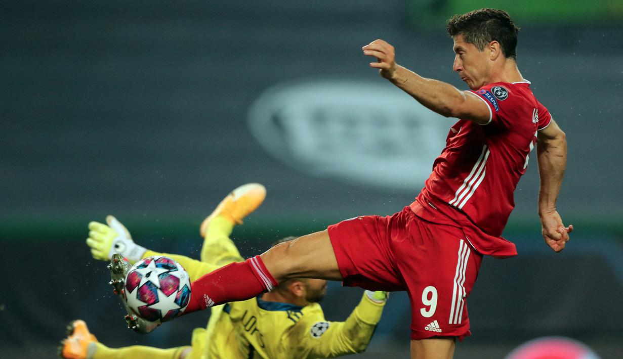 Robert Lewandowski. Striker Bayern Munich asal Polandia ini mencetak gol ke-70 saat memainkan laga ke-93 setelah sebelumnya mencetak 18 gol bersama Borussia Dortmund dalam 36 penampilan. (AFP/Miguel A. Lopes/Pool)