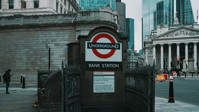 illustrasi bank (foto: unsplash/Samuel Regan Asante)