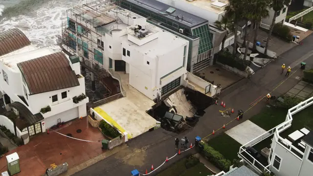 Sinkhole di Malibu, California (8/9/2026). (David Swanson/AFP)