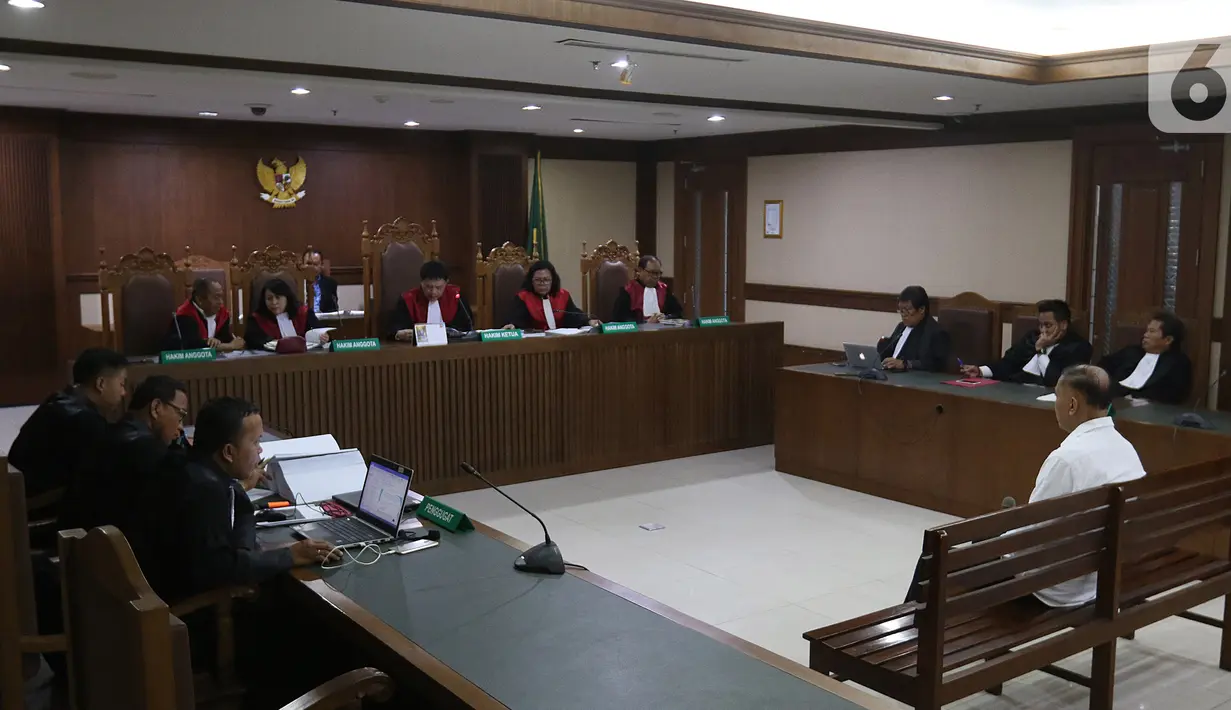 Mantan anggota DPR Markus Nari menjalani sidang putusan terkait proyek e-KTP di Pengadilan Tipikor, Jakarta, Senin (11/11/2019). Markus Nari dianggap bersalah memperkaya diri sendiri dengan menerima USD 400 ribu dari proyek E-KTP. (Liputan6.com/Herman Zakharia)