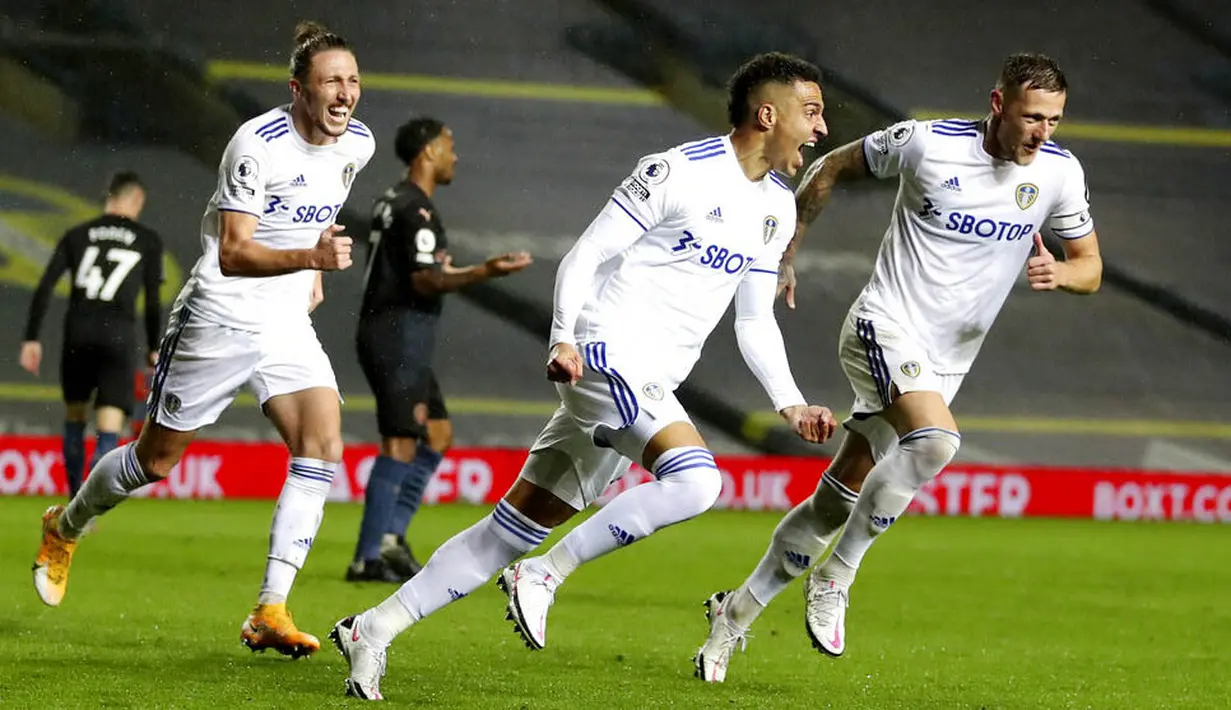 Penyerang Leeds United, Rodrigo, melakukan selebrasi usai mencetak gol ke gawang Manchester City pada laga Liga Inggris di Stadion Elland Road, Sabtu (3/10/2020). Kedua tim bermain imbang 1-1. (Paul Ellis/Pool via AP)