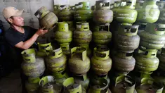 Pekerja menyusun Gas 3 kilo di Pangkalan Elpiji 3 kilo di Jalan Munawarman, Ciputat, Tangerang Selatan, Banten, Senin (16/1/2023). Sejumlah pekerja pangkalan elpiji belum mengetahui uji coba pembelian elpiji subsidi menggunakan KTP. Sejauh ini, Kementerian ESDM bersama Pertamina masih melakukan uji coba pembelian elpiji 3 kg dengan menunjukkan KTP di lima kecamatan, yakni Cipondoh di Kota Tangerang, Ciputat di Tangerang Selatan, Ngaliyan di Semarang, Batu Ampar di Batam, dan Kecamatan Mataram di Mataram. (merdeka.com/Arie Basuki)