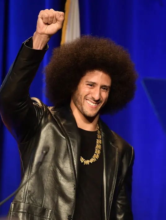 Colin Kaepernick, mantan gelandang San Francisco ini melakukan demonstrasi nasional untuk melawan rasisme dan kebrutalan polisi dengan berlutut saat menyanyikan lagu kebangsaan. (Matt Winkelmeyer/Getty Images/AFP)