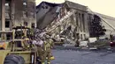 Petugas pemadam kebakaran beristirahat di lokasi serangan teroris di Pentagon 11 September 2001. Para teroris menyerang Menara World Trade Center di New York City dan Pentagon. (AFP/Stephen Jaffe)