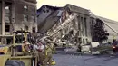 Petugas pemadam kebakaran beristirahat di lokasi serangan teroris di Pentagon 11 September 2001. Para teroris menyerang Menara World Trade Center di New York City dan Pentagon. (AFP/Stephen Jaffe)