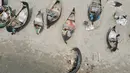 Foto udara memperlihatkan perahu nelayan di sepanjang pantai di Teluk Benggala, Teknaf, Bangladesh, 28 Maret 2022. (Munir uz Zaman/AFP)