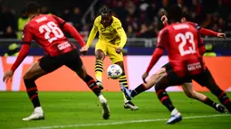 Tiga gol kemenangan Dortmund ke gawang AC Milan dilesakkan Marco Reus, Jamie Bynoe-Gittens dan Karim Adeyemi.  (Marco BERTORELLO / AFP)