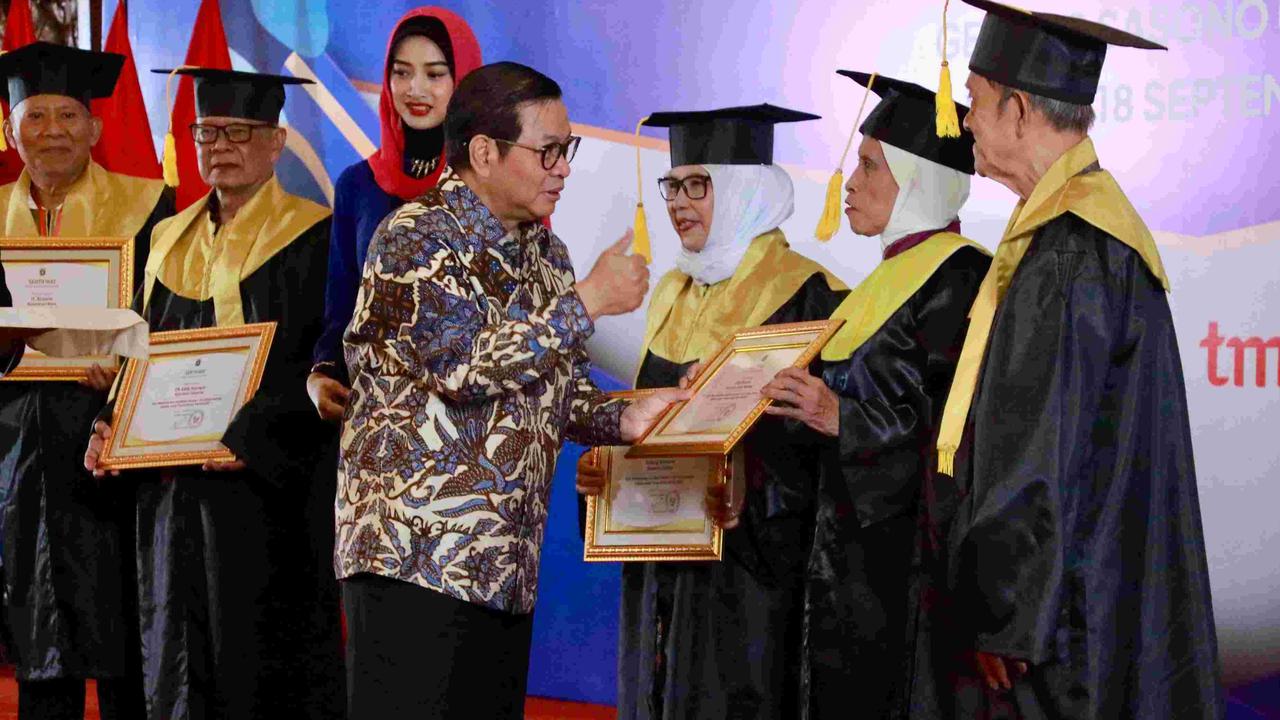 Pramono Saksikan Wisuda Lansia Terbanyak di TMII, Termuda Semangat, Tertua 87 Tahun